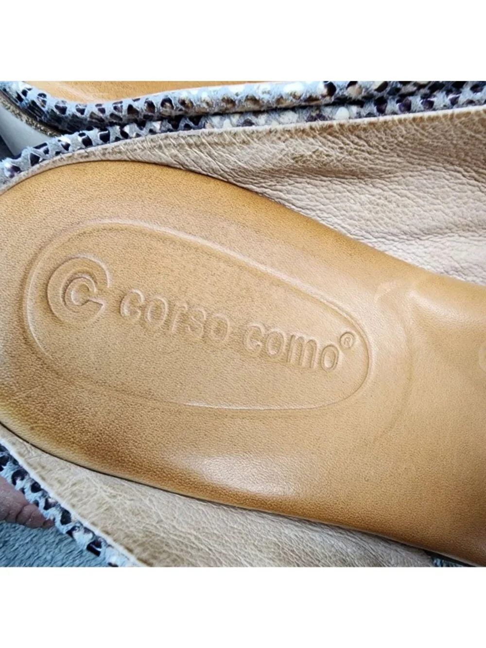 Corso Como Shoes Womens Size 8 Gray Leather Snake Print Slip On Sandals *Read*